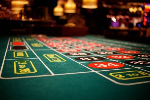 Live roulette wheel spinning with ball in motion during agen168 gameplay
