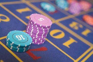 agen168 Hot Pot live-dealer studio with multi-camera view and running card totals